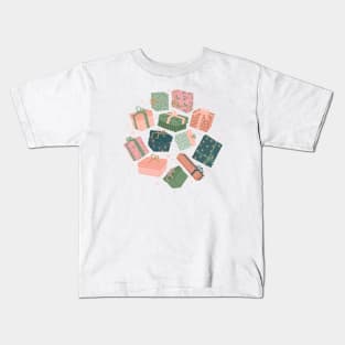 Christmas Gifts in Pink & Green Kids T-Shirt